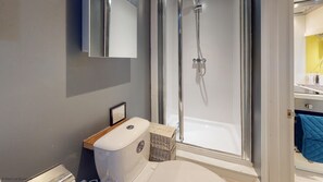 Regadera, amenidades de baño gratuitas, secadora de cabello