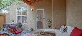 Boho 2b/2ba Downtown/OldTown, Patio w/fire feature