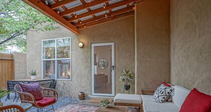 Boho 2b/2ba Downtown/OldTown, Patio w/fire feature