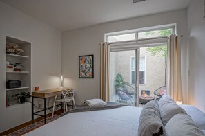 2 bedrooms, memory foam beds, desk, iron/ironing board - Boho 2b/2ba Downtown/OldTown, Patio w/fire feature (Albuquerque)