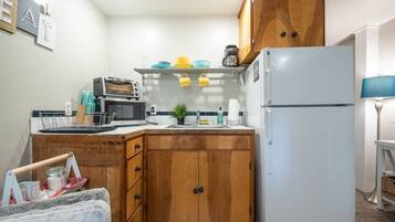 Refrigerador, microondas, cafetera y tetera y utensilios de cocina