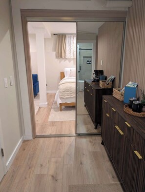 Un dormitorio con cama, cómoda y espejo.