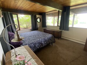9 bedrooms, free WiFi, bed sheets