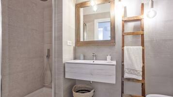 Appartamento, 1 camera da letto | Bagno | Doccia, soffione a pioggia, asciugacapelli, bidet