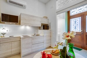Apartment, 1 Bedroom | Private kitchen | Full-size fridge, microwave, stovetop, dishwasher - MADAME BARI' Apt a step from the sea (Bari)