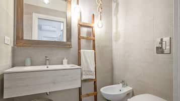 Appartamento, 1 camera da letto | Bagno | Doccia, soffione a pioggia, asciugacapelli, bidet