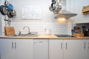 Kühlschrank, Ofen, Geschirrspüler, Wasserkocher