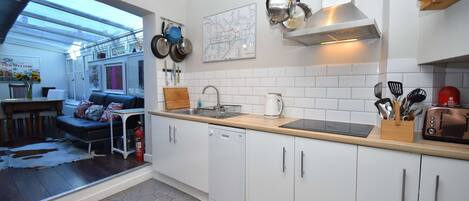 Refrigerador, horno, lavavajillas y tetera eléctrica