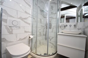 Dusche, Haartrockner, Handtücher, Seife