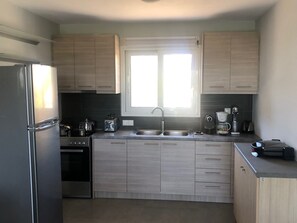 Kühlschrank, Ofen, Wasserkocher mit Kaffee-/Teezubehör, Wasserkocher