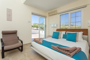 4 bedrooms, iron/ironing board, WiFi, bed sheets