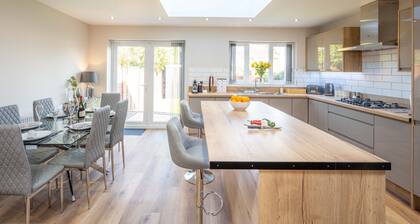 *New Exclusive* Luxury spacious 6-bed, sleeps 14- Solihull,JLR, NEC, Birmingham