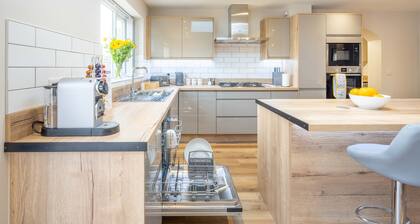 *New Exclusive* Luxury spacious 6-bed, sleeps 14- Solihull,JLR, NEC, Birmingham