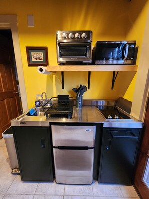 Refrigerador, microondas, parrilla de estufa y cafetera y tetera 