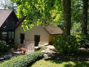 Outdoor dining - Harmony Lodge nestled in wooded tranquility! (Myersville)