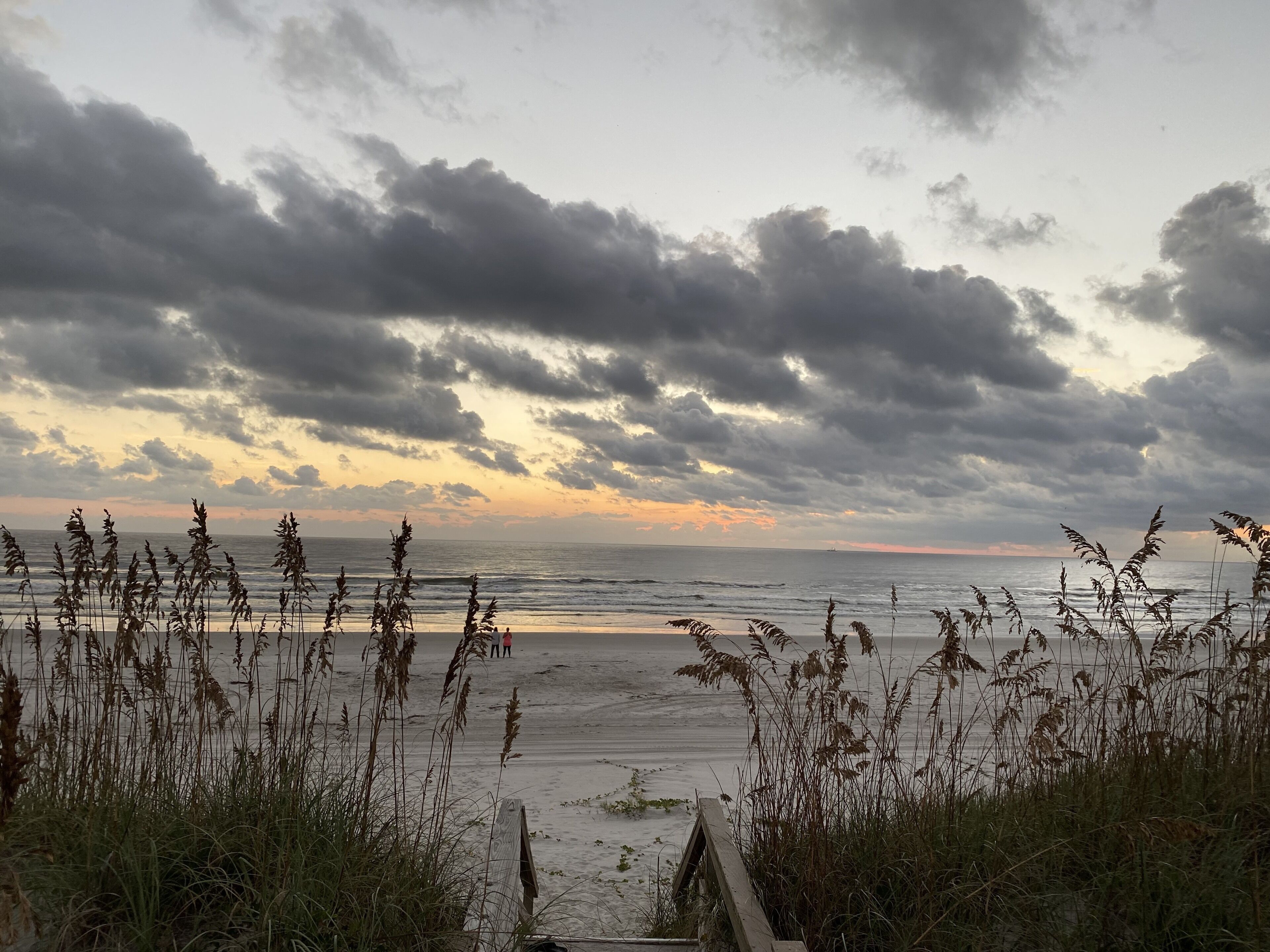Una spiaggia nelle vicinanze, lettini da mare, teli da spiaggia