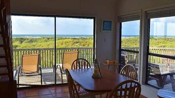 Condo familiar, baño privado, vista al mar | Restaurante