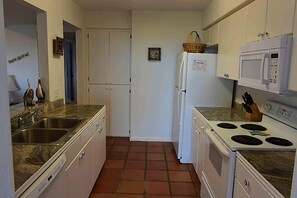 Family Condo, Private Bathroom, Sea View | Private kitchen - Mia's Beach House (Matagorda)