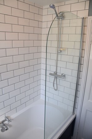 Ducha y bañera combinadas y toallas