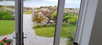 Albany Cottage - a cottage that sleeps 7 guests in 4 bedrooms