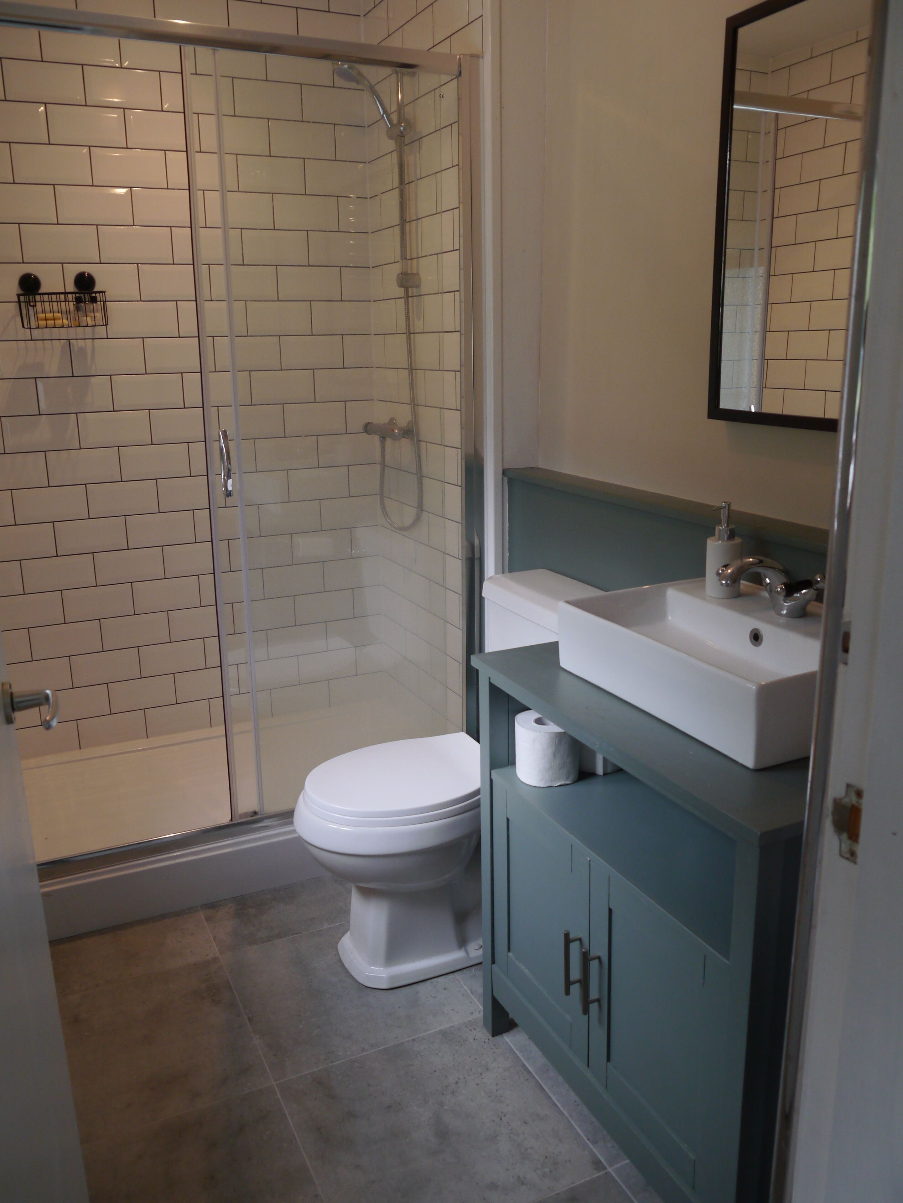 Combined shower/tub, towels