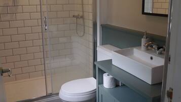 Combined shower/tub, towels
