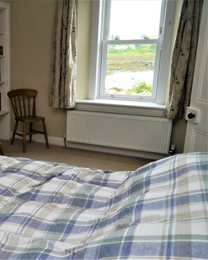 4 bedrooms, WiFi, bed sheets - Albany Cottage -  a cottage that sleeps 7 guests  in 4 bedrooms (Dalbeattie)