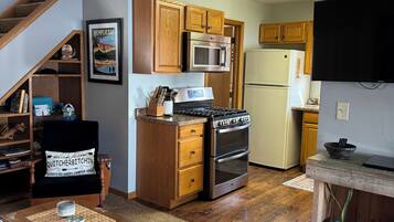 Een koelkast, een magnetron, een oven, een kookplaat