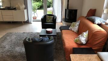 Smart-TV, DVD-Player, Bücher, Stereoanlage