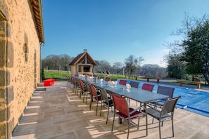 Outdoor dining - So Villa Chateaubert (72) - Heated pool - Basketball - 2h Paris - 30p. (La Chapelle-Saint-Fray)