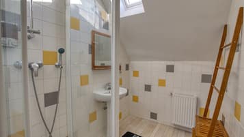 Een douche, een haardroger, shampoo, toiletpapier
