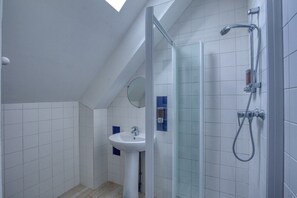 Regadera, secadora de cabello, shampoo, papel de baño 