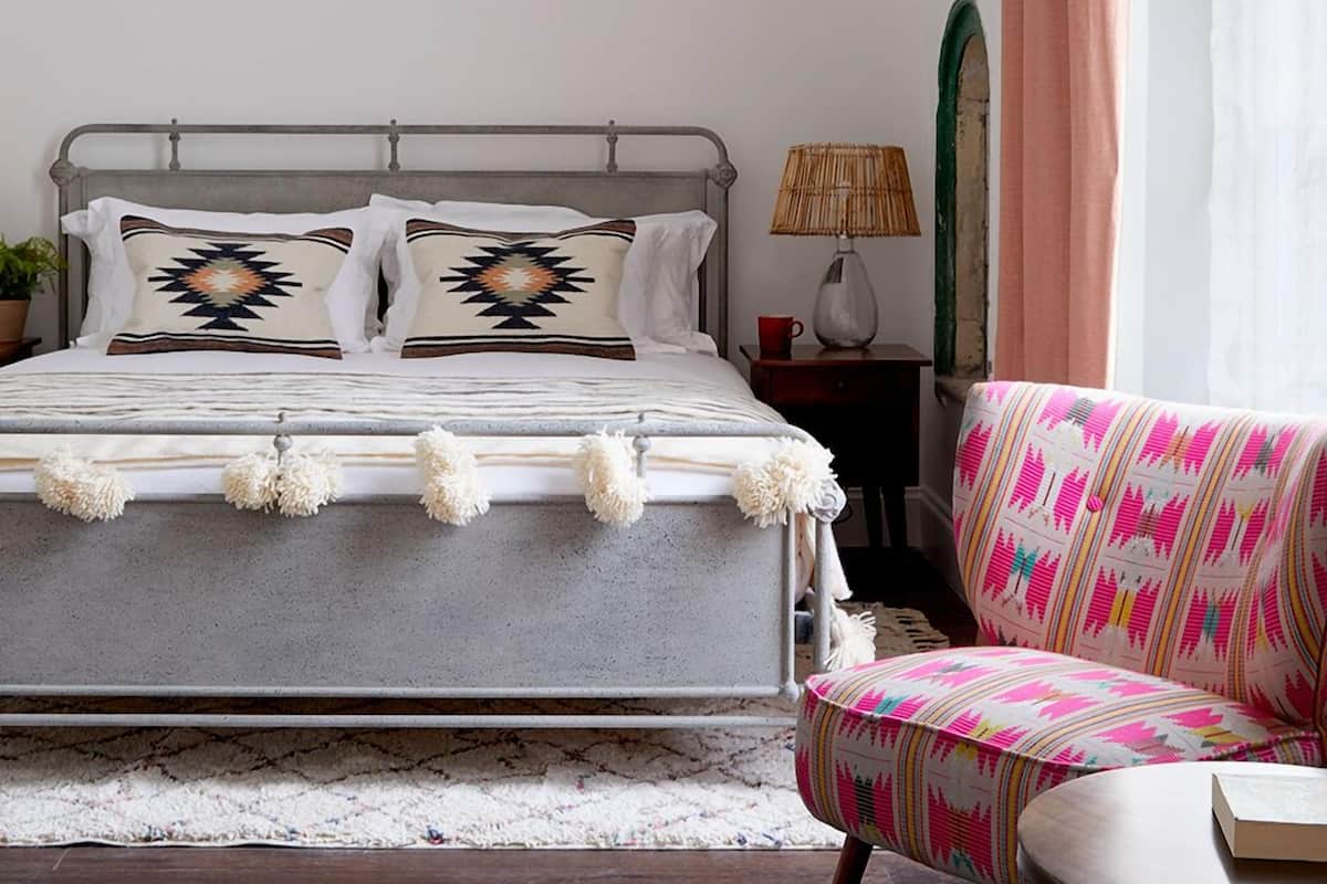 1 bedroom, Egyptian cotton sheets, premium bedding, down comforters