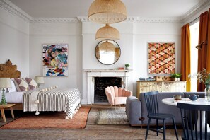 Romantic Suite | Egyptian cotton sheets, premium bedding, down comforters, pillowtop beds - Artist Residence Bristol (Bristol)