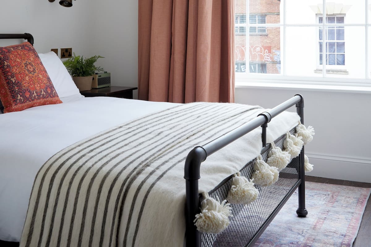 1 bedroom, Egyptian cotton sheets, premium bedding, down duvets