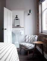 Habitación Confort doble | Baño | Artículos de higiene personal ecológicos, secador de pelo y albornoces