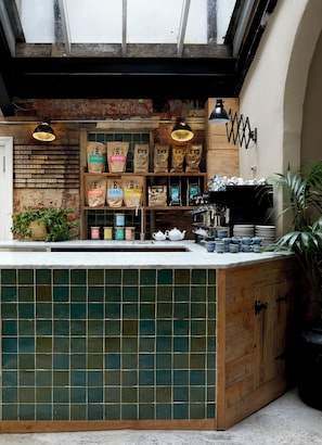 Bar (on property) - Artist Residence Bristol (Bristol)