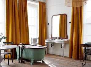 Romantic Suite | Bathroom