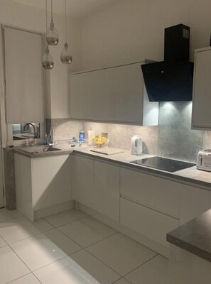 Tủ lạnh, lò vi sóng, lò nướng, bếp nấu 