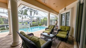 Una piscina al aire libre, una piscina climatizada