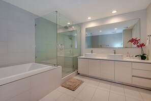 Duschwanne, Bidet, Handtücher, Seife