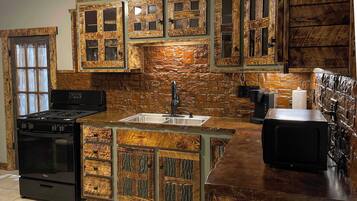 Een koelkast, een microgolfoven, een oven, een kookplaat