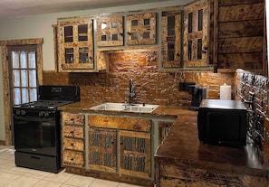 Fridge, microwave, oven, stovetop - The Miner's Getaway in Lead, SD (Lead)