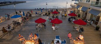 Luxury Bayfront Penthouse Condo 1 block from the beach. Overlooking rooftop pool