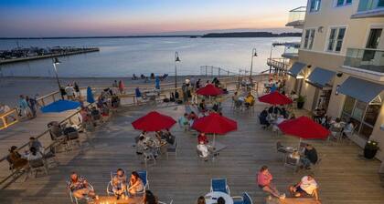 Luxury Bayfront Penthouse Condo 1 block from the beach. Overlooking rooftop pool