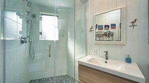 Bathtub, hair dryer, towels - Picturesque Hither Hills bungalow surrounded by a beautiful garden, private... (Montauk)