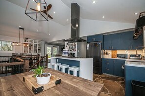 Kylskåp, mikrovågsugn, ugn och spishäll