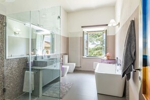 Badewanne, Haartrockner, Bidet, Handtücher