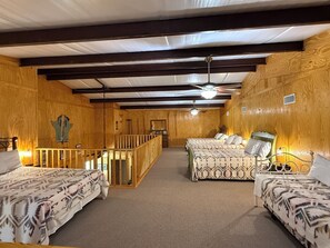 1 bedroom, iron/ironing board, travel crib, free WiFi - The Bunkhouse (LaRue)