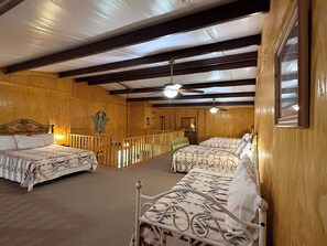 1 quarto, ferros/tábuas de passar roupa, berço de viagem